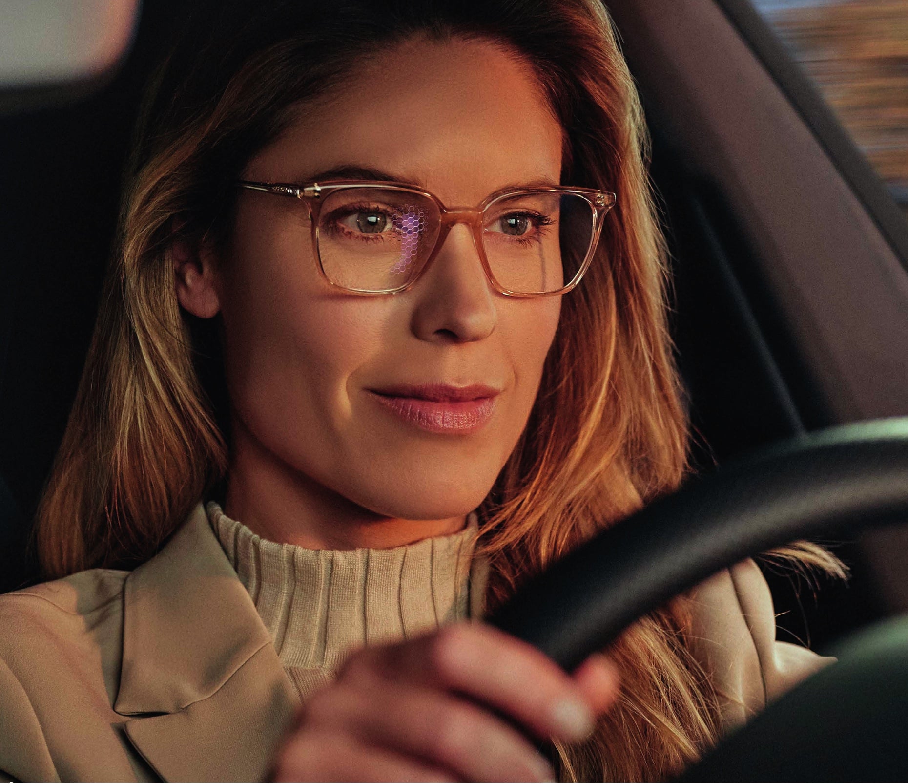 Žena s dioptrickými brýlemi při řízení automobilu